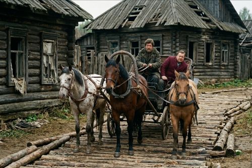 Бричка Чичикова едет по бревенчатой мостовой