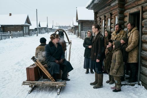 Городской фотограф приезжает в село, а учитель и школьники встречают его у школы.