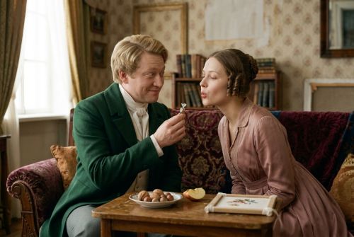 Манилов угощает Лизаньку конфеткой