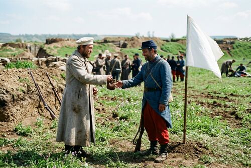 Русский и французский солдаты встречаются в долине под белым флагом.