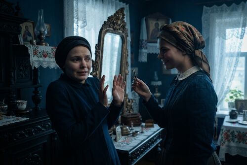 Варвара передаёт Катерине ключ от садовой калитки