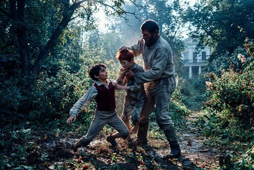 Садовник разнимает дерущихся мальчиков.
